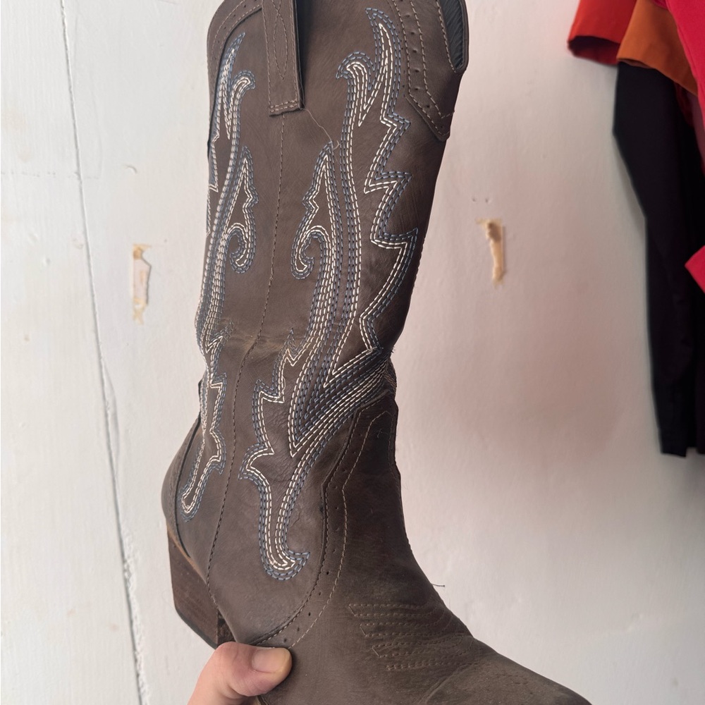 Brown Western Cowboy Boots with Embroidered Design